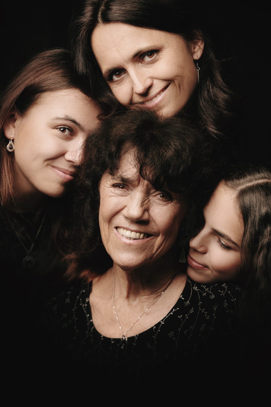 generační portrét - babička, maminka a dcery