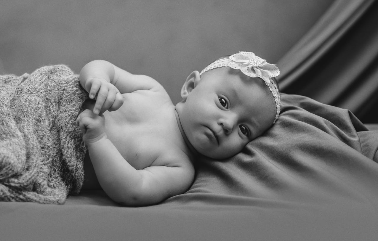 černobílý portrét miminka, new born fotografka Praha